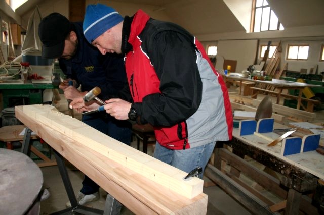 La inceput, pe fata palei se indeparteaza materialul mai brut